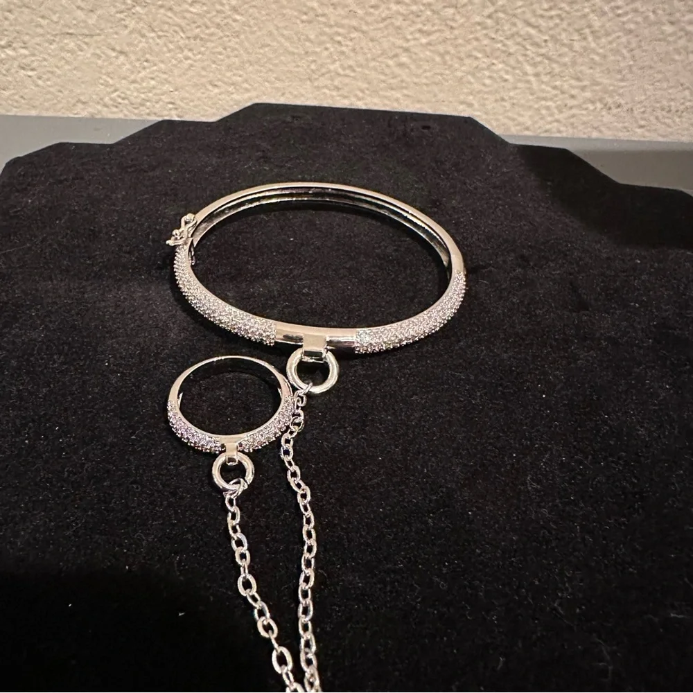 Noir NYC Jewelry Silver Tone Door knocker Hand Chain Bracelet with attached Ring - Picture 2 of 4